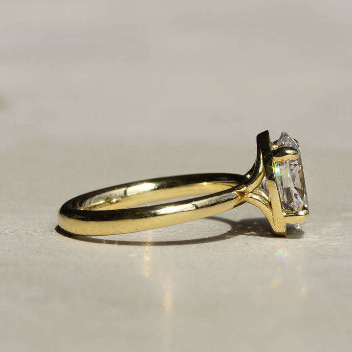 Theia - Oval Solitaire