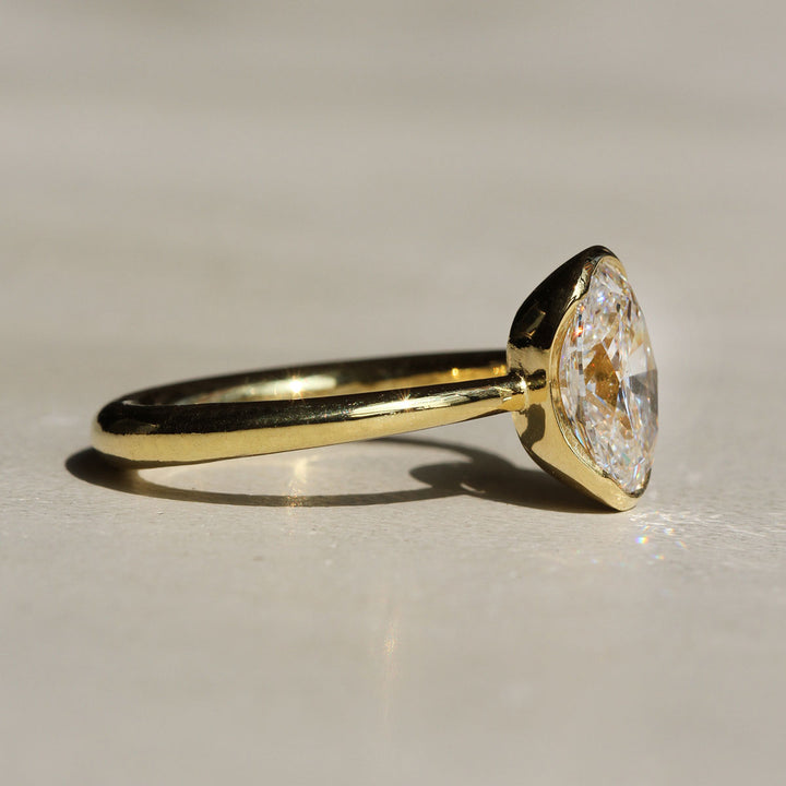 Poppy Bezel - Oval Solitaire (2ct)