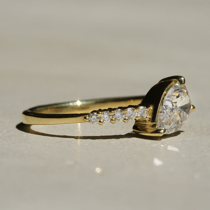 Crest Ring - Pear