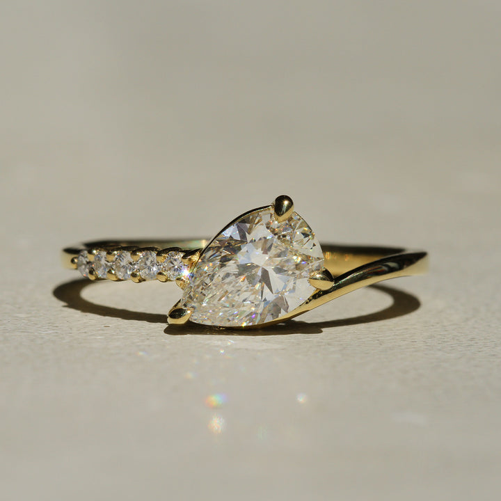 Crest Ring - Pear