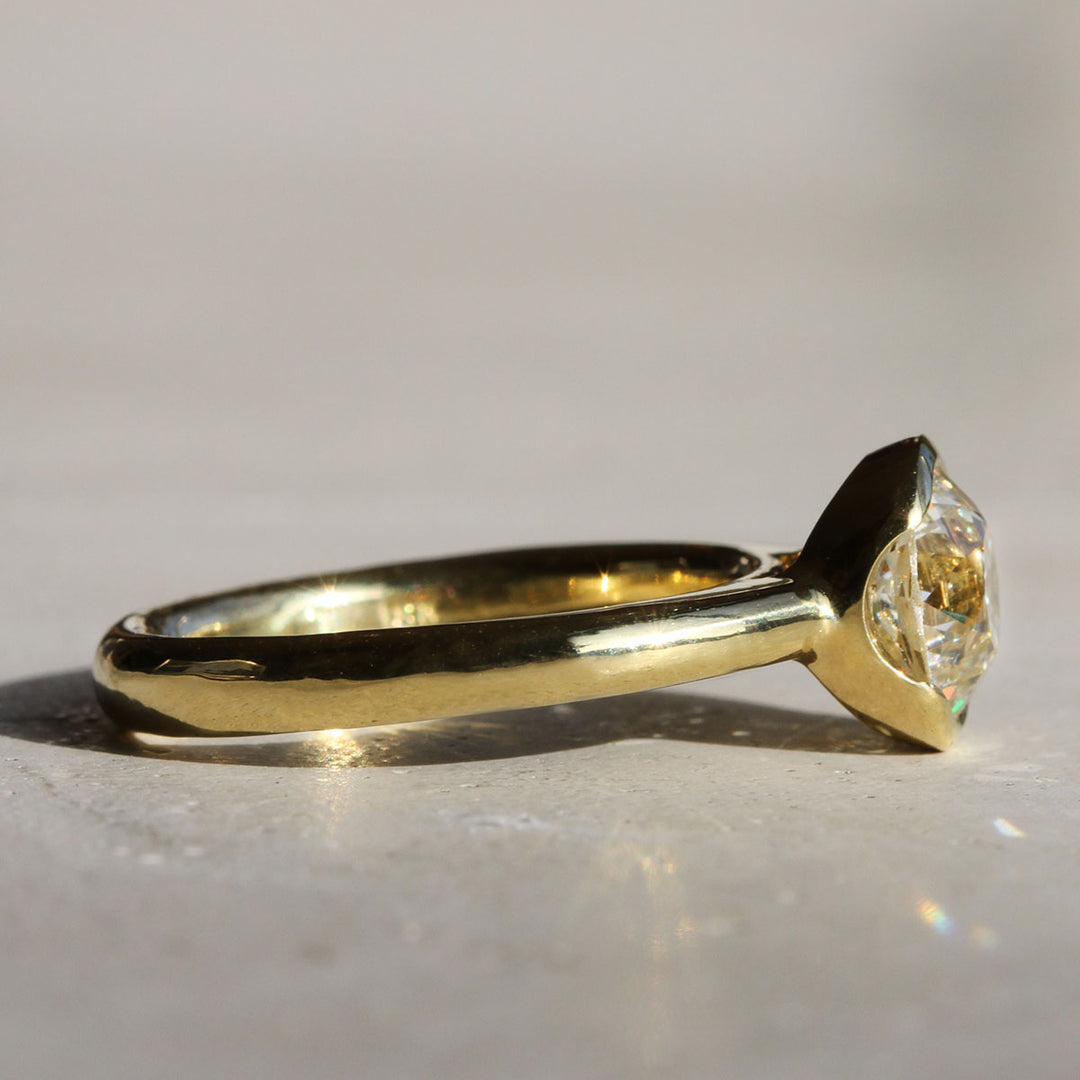 Poppy Bezel - Vintage Circular Brilliant Lofted Solitaire