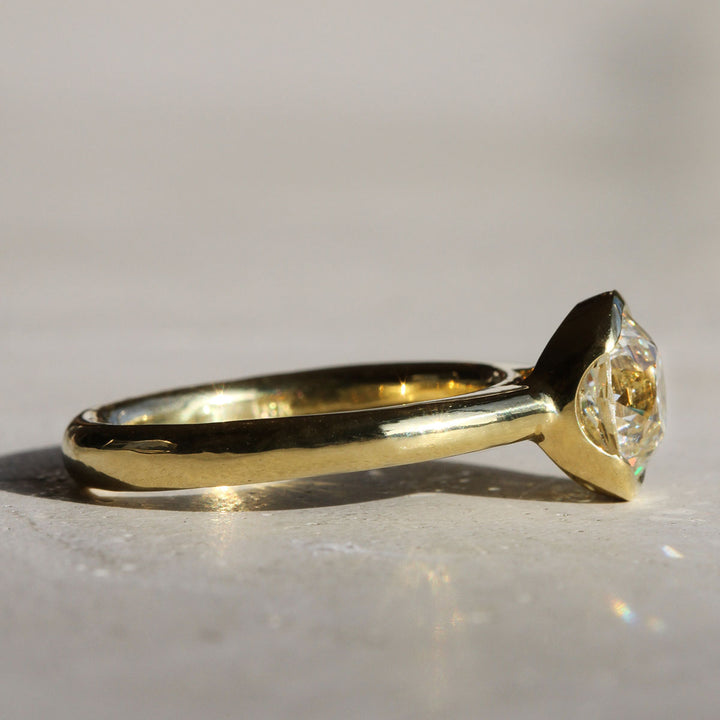 Poppy Bezel - Vintage Circular Brilliant Lofted Solitaire