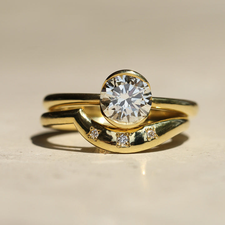 Tapered Loop Echo Band with Diamonds