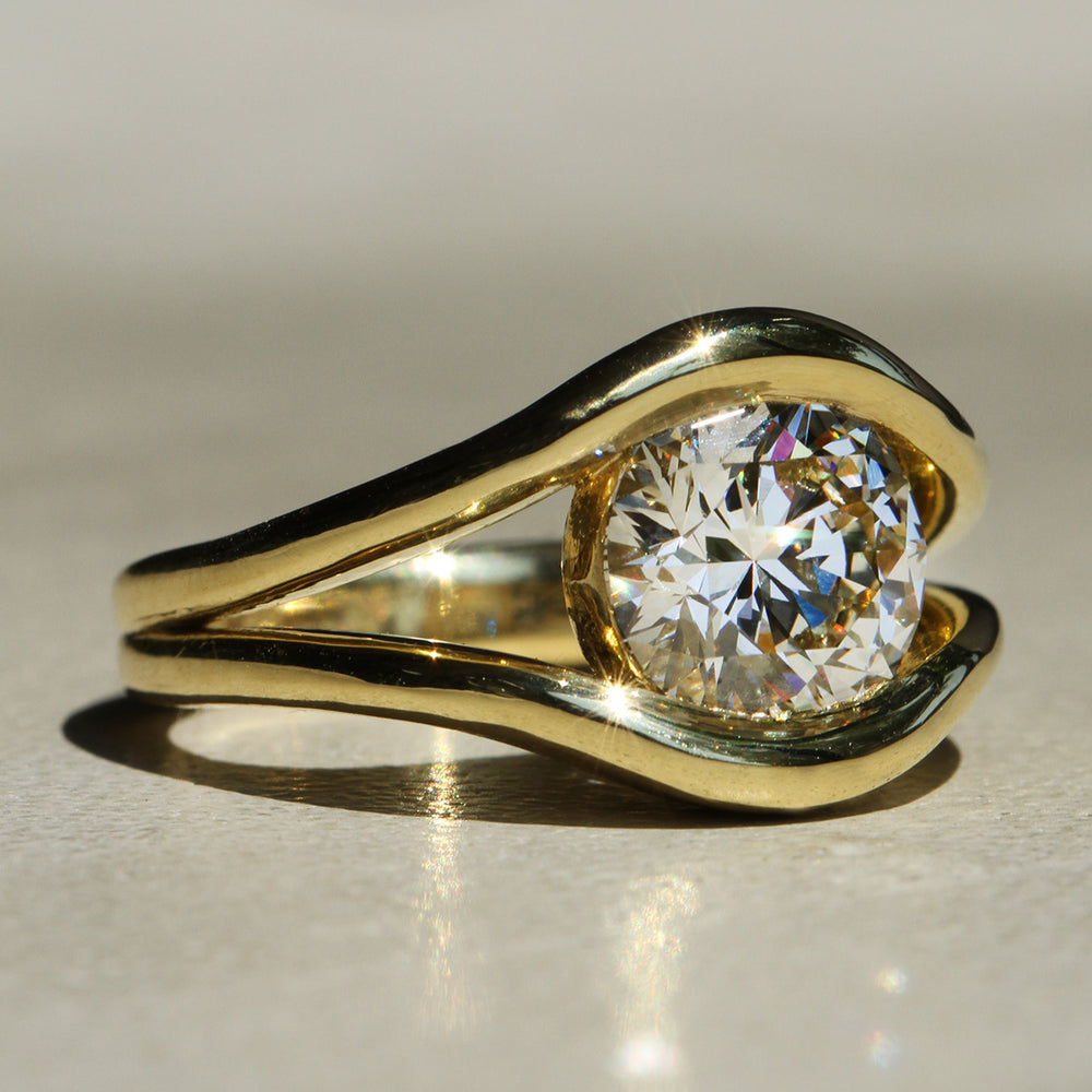 Sophie Hughes Confluence Split-Shank Solitaire in 18K Yellow Gold featuring a 2.5-carat Round Brilliant Cut Diamond from a slight angle