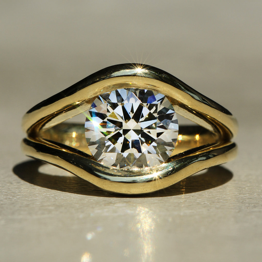 Sophie Hughes Confluence Split-Shank Solitaire in 18K Yellow Gold featuring a 2.5-carat Round Brilliant Cut Diamond