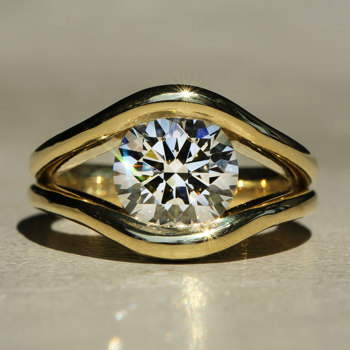 Sophie Hughes Confluence Split-Shank Solitaire in 18K Yellow Gold featuring a 2.5-carat Round Brilliant Cut Diamond